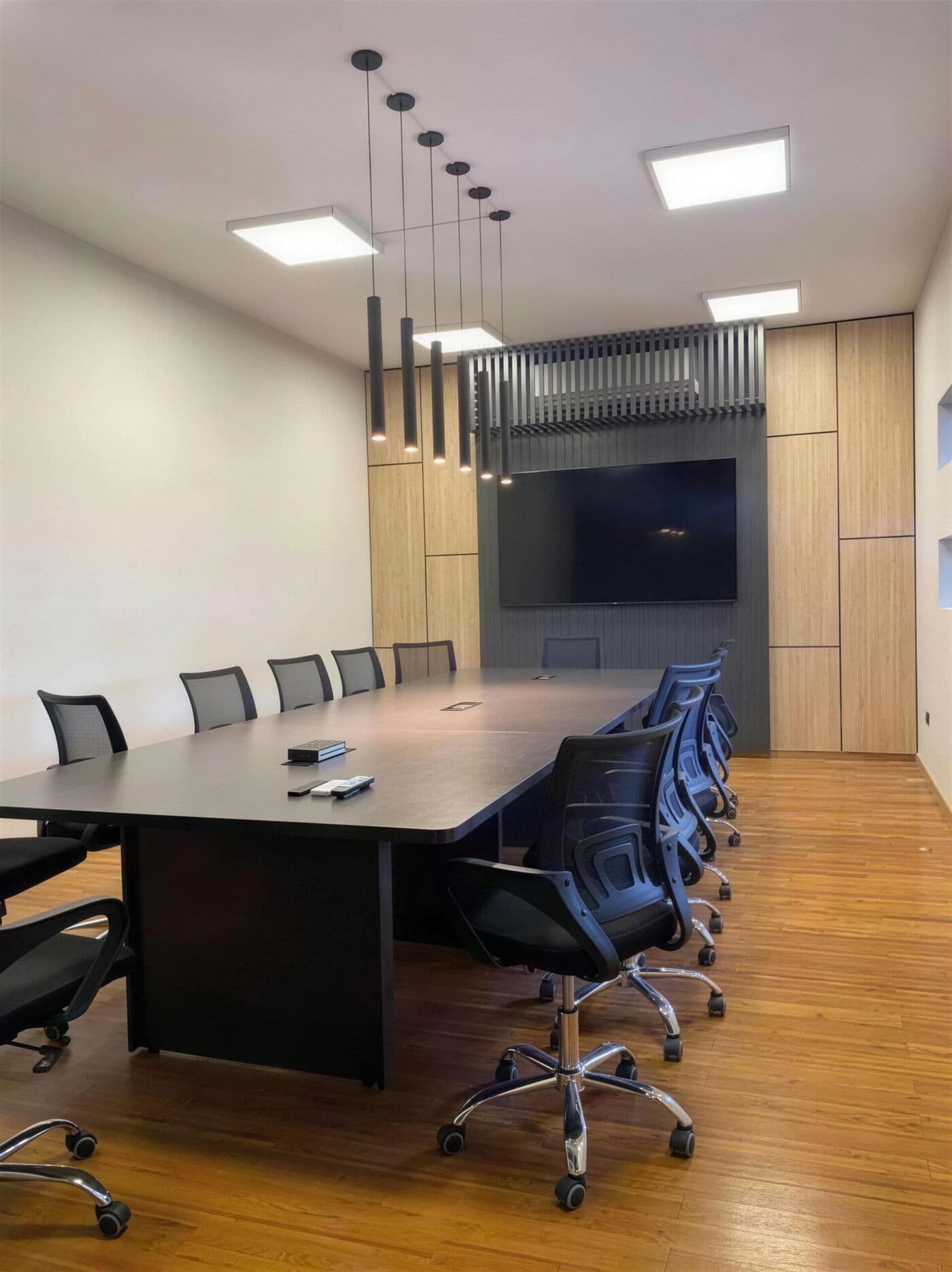 Sala de reuniones equipada por Vincular, Línea Clásica