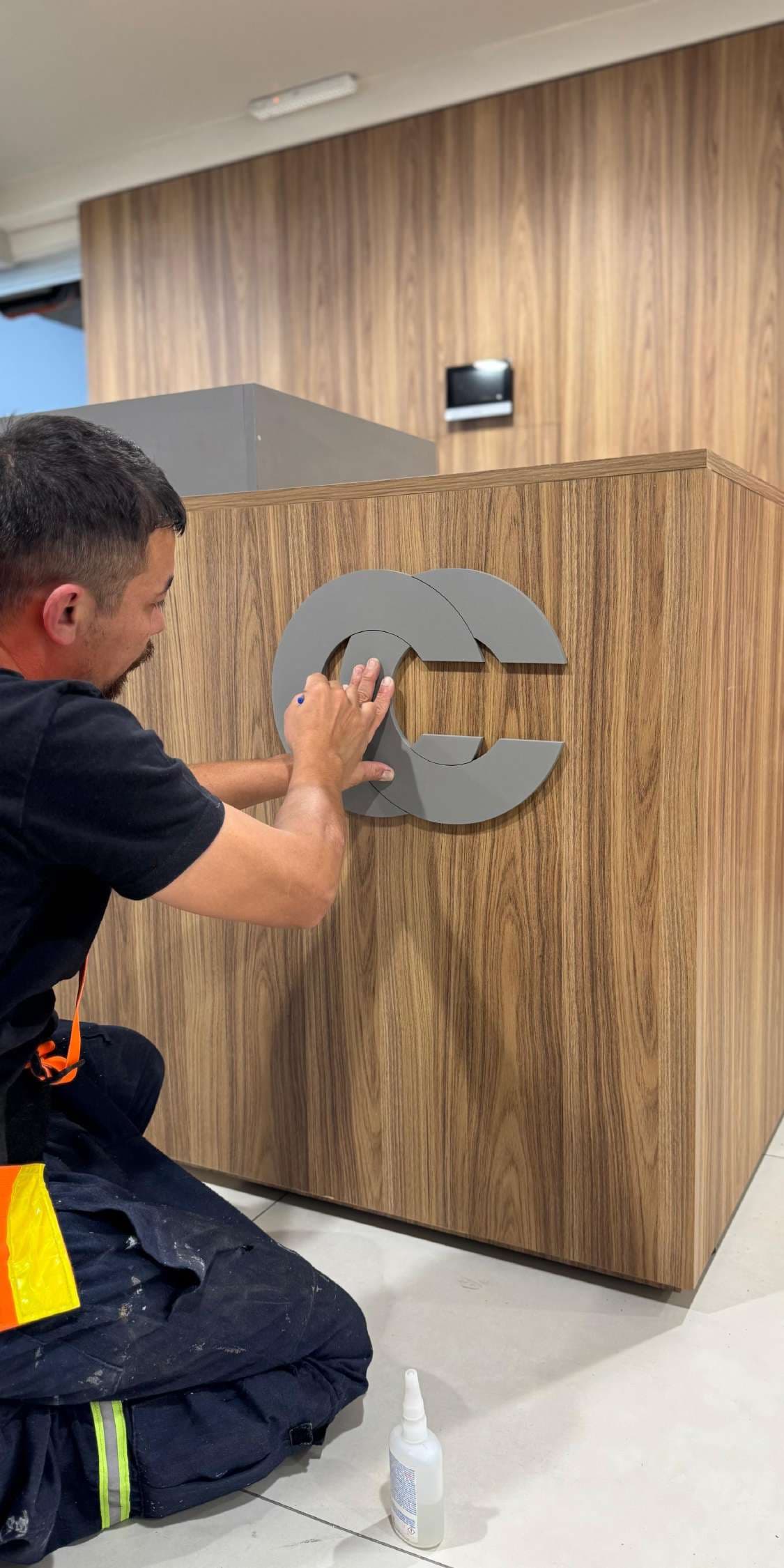 Instalación de logo metálico sobre recepción
