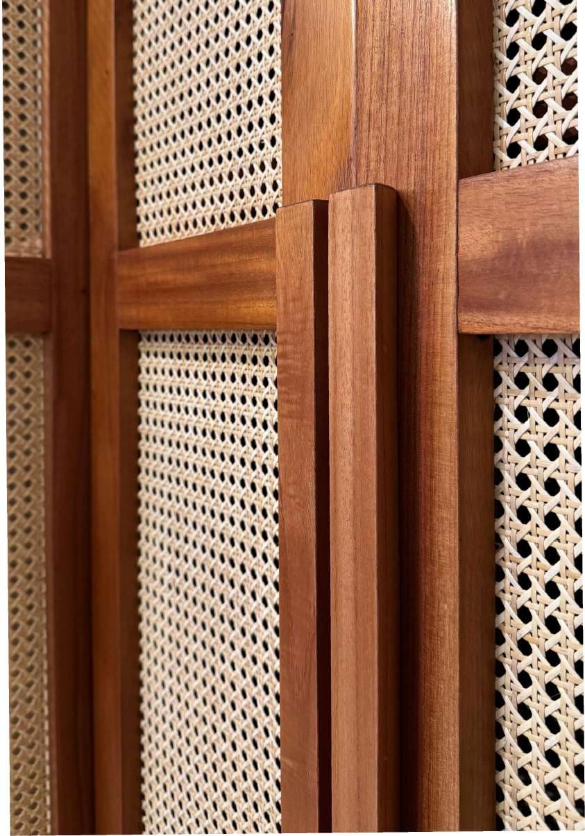 Carpintería en madera maciza con rejilla
