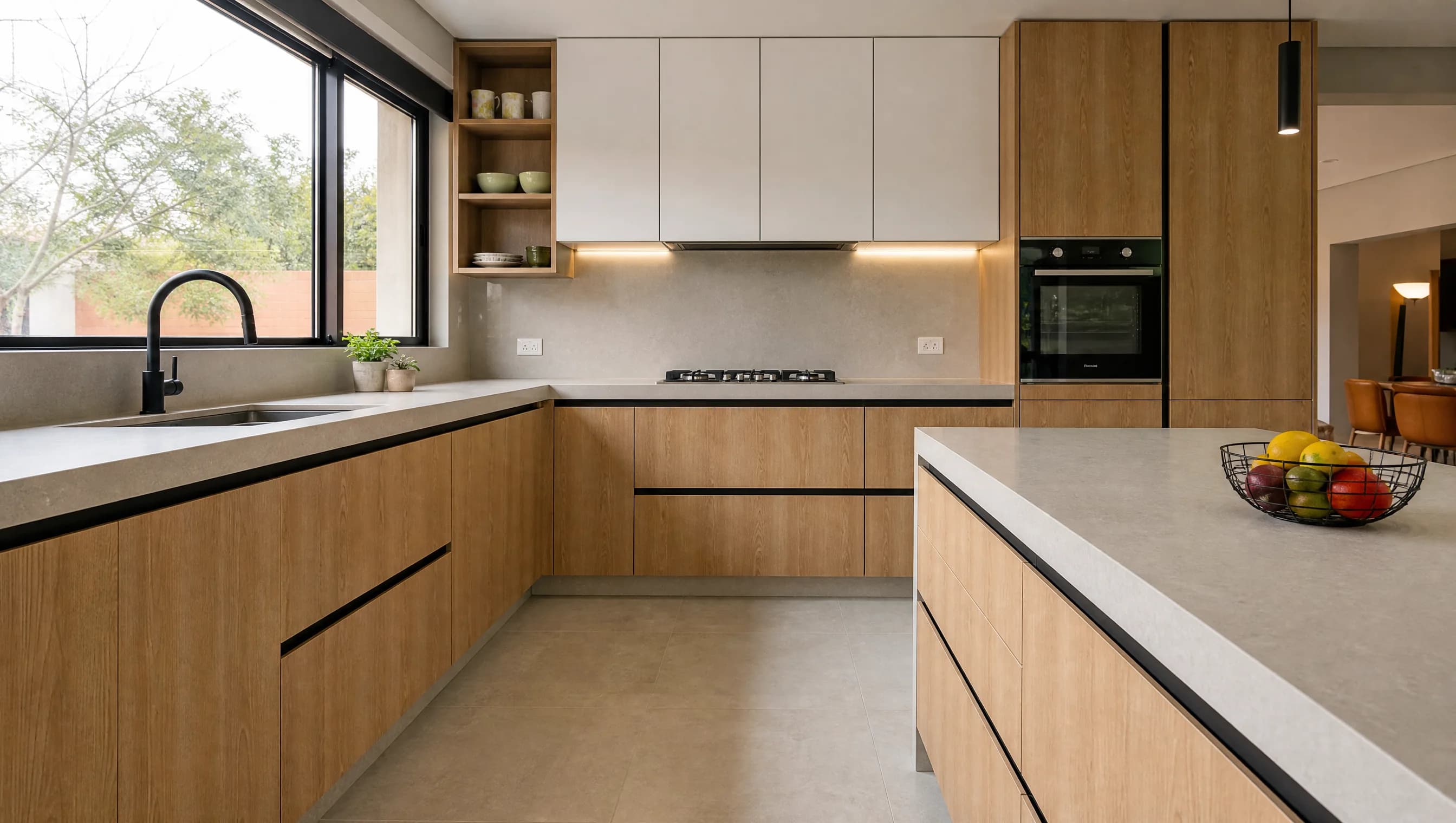 Cocina en L con frentes de roble y blanco mate