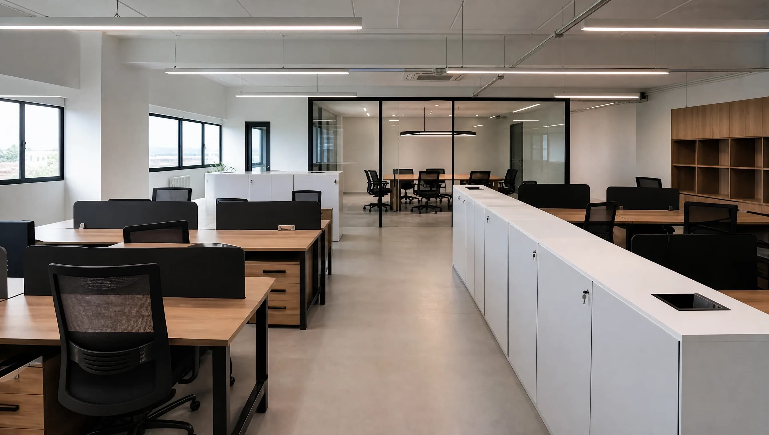 Oficina abierta con puestos de trabajo en roble y metal negro